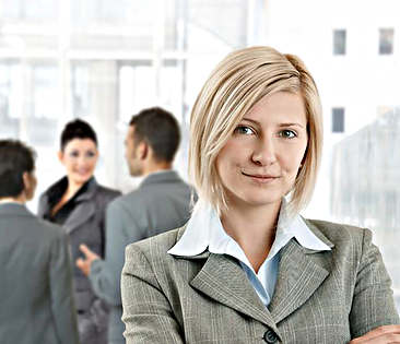 DEVK-Stellenbörse - Geschäftsfrau mit Kollegen im Hintergrund