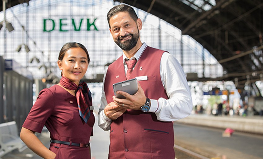 Partnerschaft DEVK und Deutsche Bahn: zwei Bahn-Mitarbeitende am Hauptbahnhof Köln